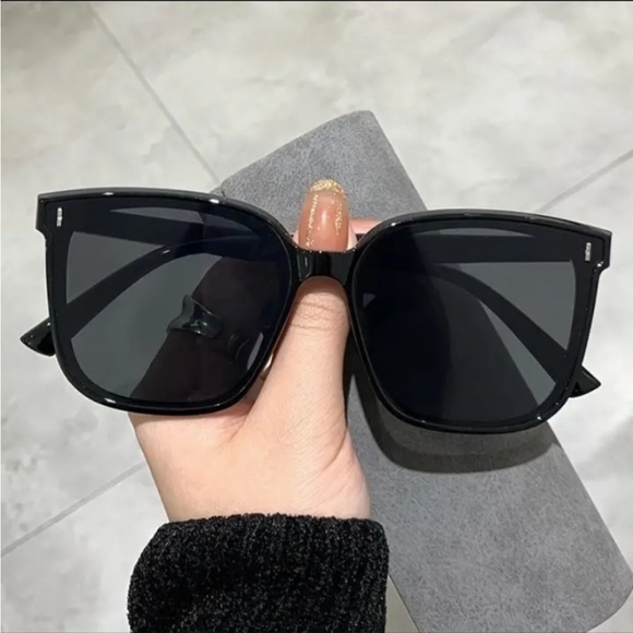 Accessories - Black Square Oversized Sunglasses